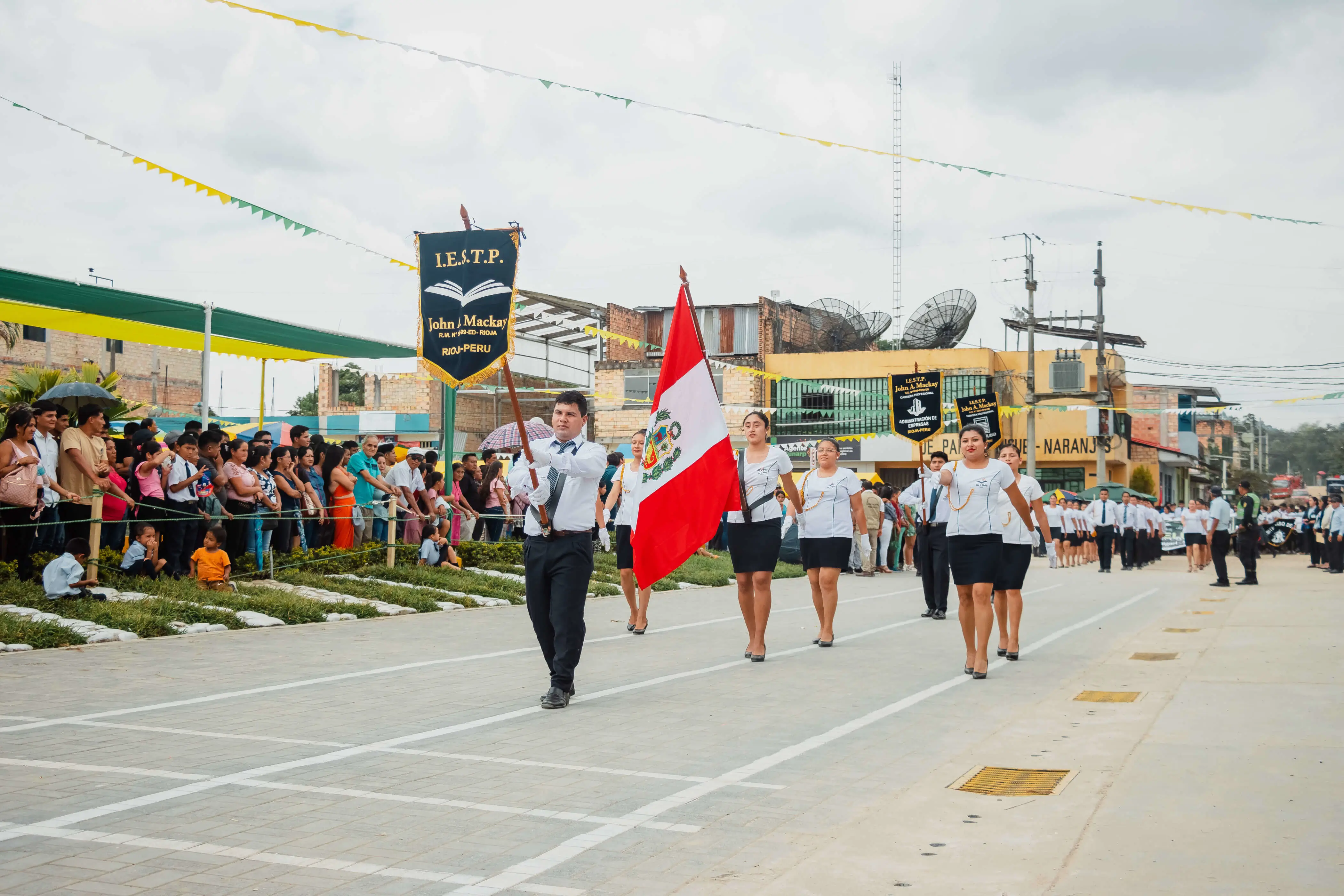 Estudiantes del IJAM desfilan con el estandarte institucional y la bandera del Perú